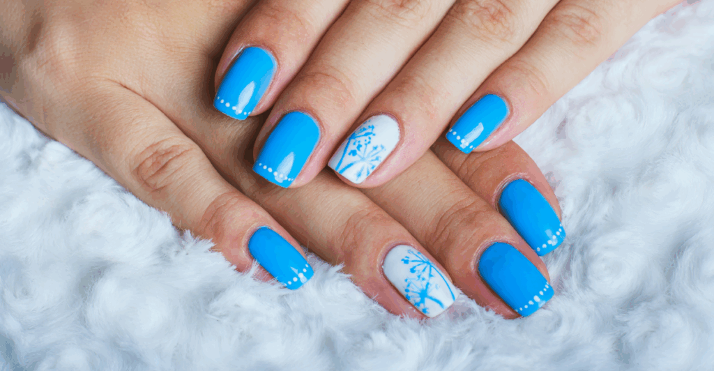 unhas azul claro com glitter