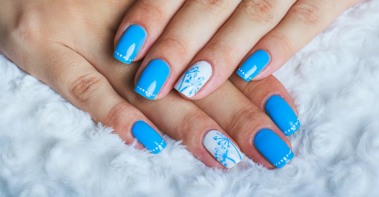 unhas azul claro com glitter